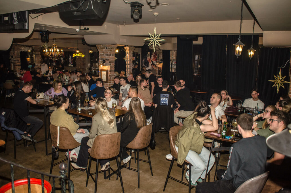 Humanitarni pub kviz u Blindersu okupio veliki broj studenata